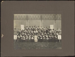 Groepsportret van vrouwen met sjerpen 'Geen grondswetswijziging zonder vrouwenkiesrecht' en borden voor optocht georganiseerd door de Vereeniging voor Vrouwenkiesrecht op 18 juni 1916 1916