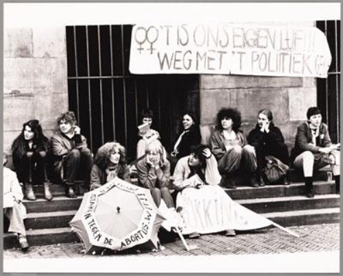 'Vrouwen staken tegen de abortuswet': 'vrouwen 't is ons eigen lijf weg met 't politiek gekijf'. 1981