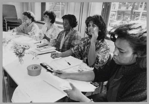 Politiek café in het Surant vrouwenhuis met het thema economische zelfstandigheid van zwarte vrouwen. 1987