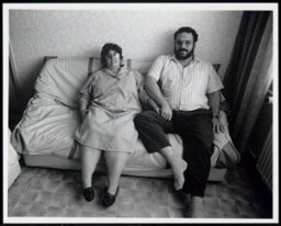 Dikke man en vrouw zitten op een bank 1989