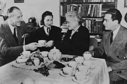 Rosika Schwimmer serveert thee aan de spelers van het toneelstuk 'Maginificent Yankee 1946