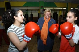 Erica Terpstra op bezoek bij boksles voor meisjes in boksschool Houwaart in Den Haag 2006