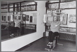 Een 82-jarige vrouw doet aan bodybuilding in een sportschool. 1988