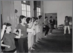 Introductieweekend zelfverdediging in gekraakte vrouwenschool. 1983
