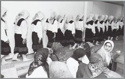 Koranles voor meisjes in moskee en een feestelijke afsluiting. 1990