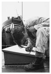 Vrouw aan het werk als schilder op een boot. 1987