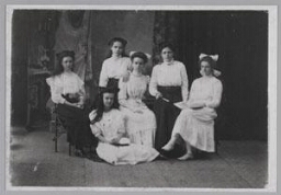 Studioportret van Annie Romein-Verschoor (2de van links, achter) met klasgenoten van de eindexamenklas van de H.B.S 1910