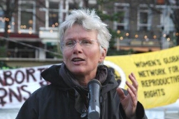 Spreekster tijdens demonstratie van Wij Vrouwen Eisen in Den Haag voor recht op veilige abortus 2006