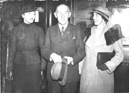Bijschrift: 'Lord Baden Powell with his wife and daughter, Betty on departure from St 1937