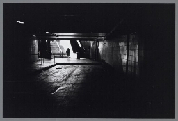 Donkere tunnel met het silhouet van een vrouw, 'een sociaal onveilige plek'. 1987