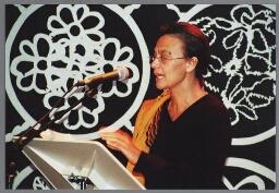 Jurylid Edy Seriese tijdens de uitreiking van de Zami Award 2000 met het thema literatuur 2000