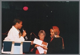 Geheel rechts Mulki Hassan Mohammed tijdens de uitreiking van de Zami-award 2003 met als thema: Vrouwen, Vrede en Veiligheid 2003