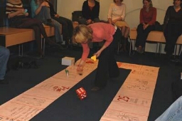 Tijdens de viering van Internationale vrouwendag op het IIAV spelen vrouwen het 'bicultureel relatiespel' tijdens de workshop verzorgd door Hélène Kraan. 2004