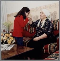 Kleindochter begroet haar Turkse oma 2000