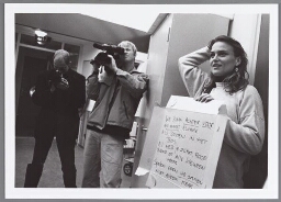 Groep tijdens videopnames 'Jongeren tegen Racisme' op het Amsterdamse Makassarplein. 1997
