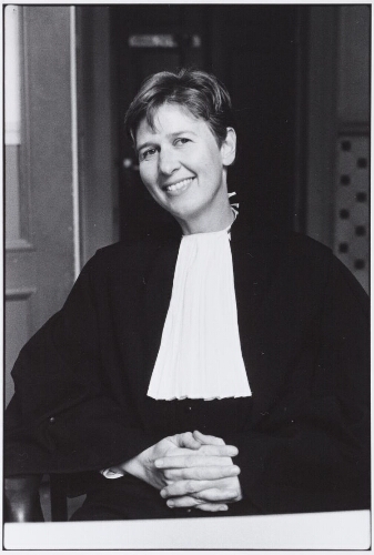 Juriste Gabi van Driem ontvangt de Harriët Freezerring van Opzij. 1990