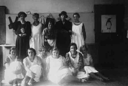 Tijdens schoolfuif uitvoering door meisjes leerlingen van het gymnasium 1933
