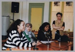 Van links naar rechts: Silvie Raap, Farima Bourri, Tanja Jadnanansingh, Moni Weiss tijdens een Zamicasa (eet- en activiteitencafé van Zami) over beeldvorming en jongeren 1991