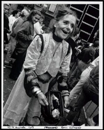 Excentriek geklede oude vrouw tijdens de uitmarkt op de Dam 1989