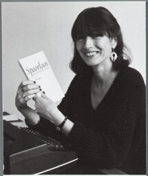 Fleur Bongonje ontvangt het 'Gouden Ezelsoor' voor haar debuut 'Spoorloos', het meest verkochte boek van een debuterende schrijver. 1986