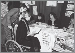 Informatiestand in de Houtrusthallen in het kader van de vrouwendag. 1987