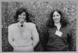 Twee vrouwen tijdens het International Congress on Mental Health Care for Women, 19-22 december 1988 in Amsterdam 1988
