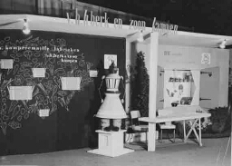 Stand Emaille, Kampen op de tentoonstelling 'De Nederlandse Vrouw 1898-1948'. 1948