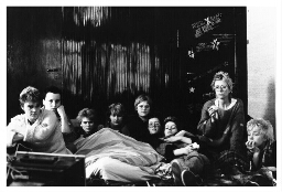 Vrouwenkraakgroep houdt de wacht vanwege een dreigende ontruiming 1981