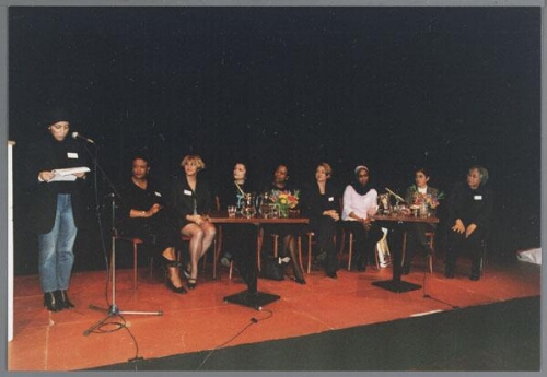 Van links naar rechts: Fatima Elatik, Alem Desta, Iraanse vrouw die een vluchtelingenuitzendburo oprichtte, voorzitter VVR, Domenica Ghideï, ?, ?, Parvin Shahbazy, Twie Tjoa tijdens de Zami Award 2001 (thema: vluchtelingen) 2001