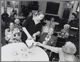 Vrijwilligster schenkt koffie in een verzorgingshuis. 1997