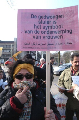 Iraanse vrouwen demonstreren tijdens Internationale Vrouwendag 2007 in Den Haag 2007