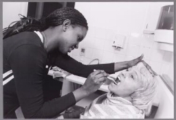 Mariama Diallo tijdens een proefles 'assesment tandenpoetsen' 2002