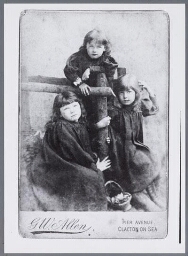 Christabel (1880-1958), Sylvia (1882-1960) en Adela (1885-1961) Pankhurst. 1890