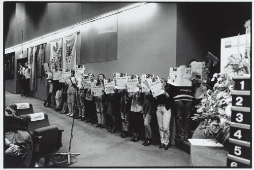 Presentatie van de congreskrant 'The View' op het congres van het Internationaal Verbond van Vrije Vakverenigingen met als thema: 'De wereld veranderen door gelijkheid'. 1994