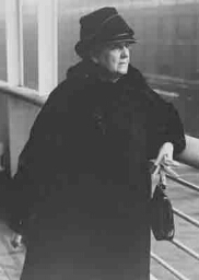 Portret van Jane Addams staande aan de railing van een boot. 192?