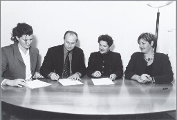 Het contract voor Toplink BV wordt ondertekend door : v.l.n.r 2000