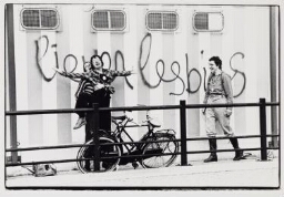 Graffiti tekst: 'liever lesbies'. 1978