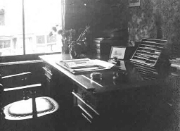 Interieur met bureau en stoel: directricekamer. 1928