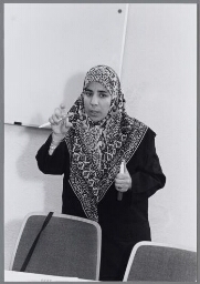 Voorlichting over milieu thuis in het Arabisch Vrouwencentrum Rotterdam. 1999