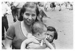 Vrouw met haar kinderen. 1984