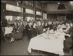 Groepportret van de lunch in Tivoli in Utrecht ter ere van het 25-jarig jubileum van de Vereniging van Huisvrouwen 1937