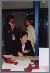 Dames van de Vereniging Tesselschade-Arbeid Adelt op bezoek bij het IIAV. 2002