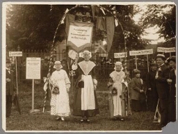 Vrouwen en mannen in klederdracht van de Friese afdelingen van de Vereeniging voor Vrouwenkiesrecht 1916