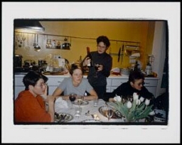 Van links naar rechts: Robertine Romeny, Saskia Grotenhuis, Pamela Pattynama en Anneke Heinz tijdens een etentje bij iemand thuis 199?