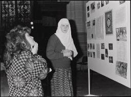 Diverse foto's tijdens de manifestatie 'Vrouwenvlechtwerk' ter gelegenheid van het 65 jarig bestaan van YWCA. 1986