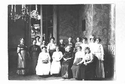 Groepsportret gemaakt tijdens het zevende internationale congres van de  Wereldbond voor Vrouwenkiesrecht, Boedapest, 1913 1913