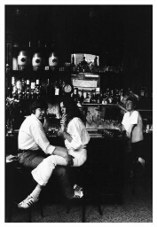 Vrouwen bij de bar in Vrouwencafé Saarein. 198?