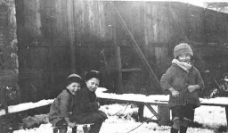 Groepsportret van kinderen met slee in de sneeuw 1925