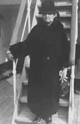 Portret van Jane Addams staande op een boot. 192?