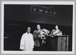 Molukse Nel Lekatompessy, winnaar van de eerste prijs, met haar moeder tijdens de uitreiking van de Zami Award 1997 voor Beste Actrice 1997